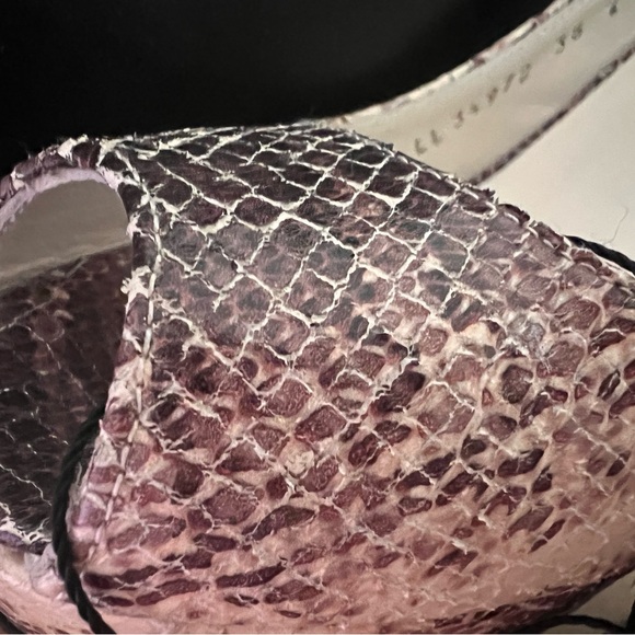 🔥STUART WEITZMAN Grey Snake Platform Sling Back Open Toe Vevey Heels Pumps 8US - Picture 8 of 11